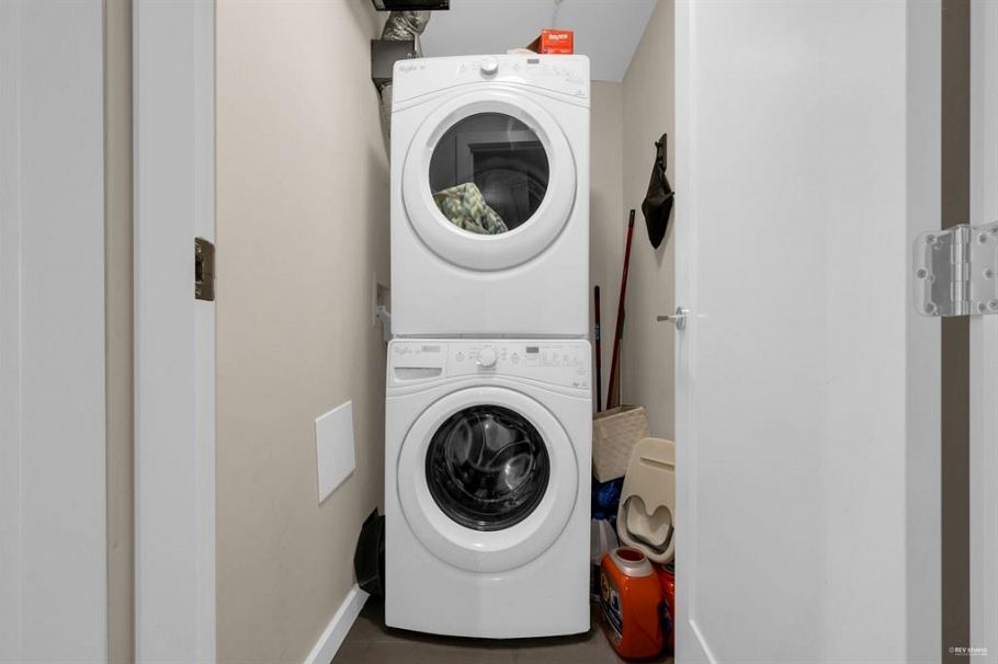 TH16 8677 Capstan Way Richmond, BC - 14