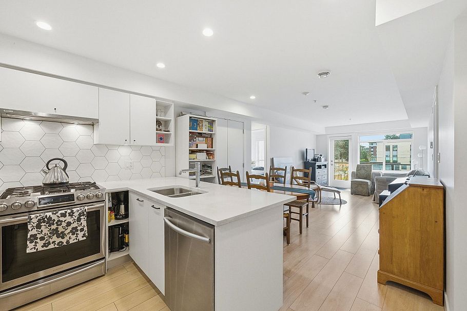 204 1519 Crown Street North Vancouver, BC - 1