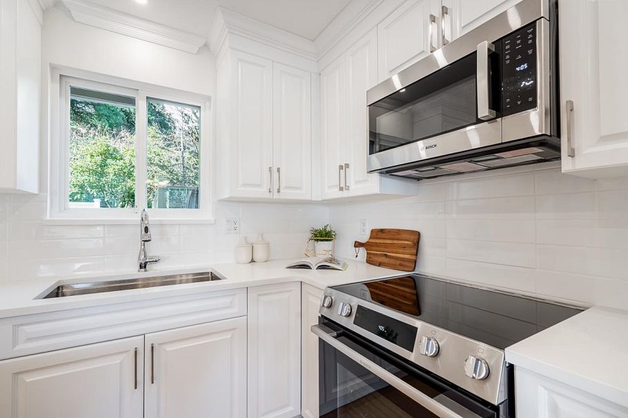 34 900 17th Street North Vancouver, BC - 9