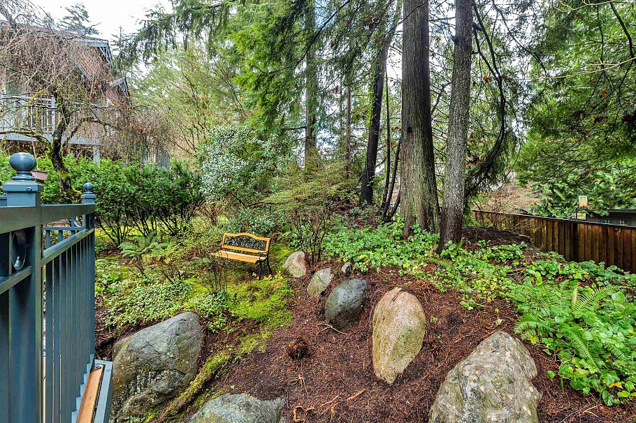 1102 Strathaven Drive North Vancouver, BC - 24