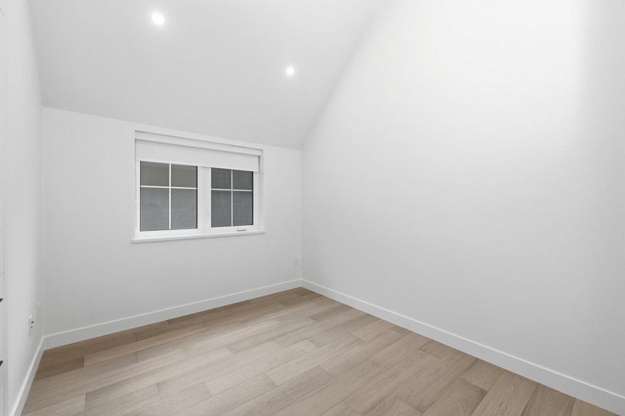 1 810 E 22nd Avenue Vancouver, BC - 27