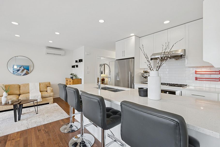 205 E 18th Street North Vancouver, BC - 3