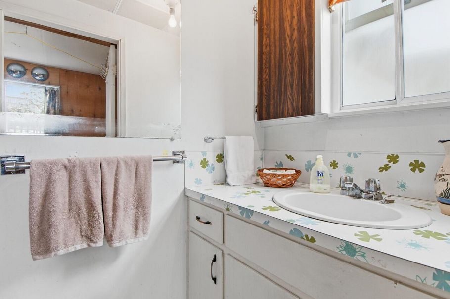 407 E 13th Street North Vancouver, BC - 13