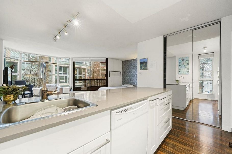 301 1333 Hornby Street Vancouver, BC - 4