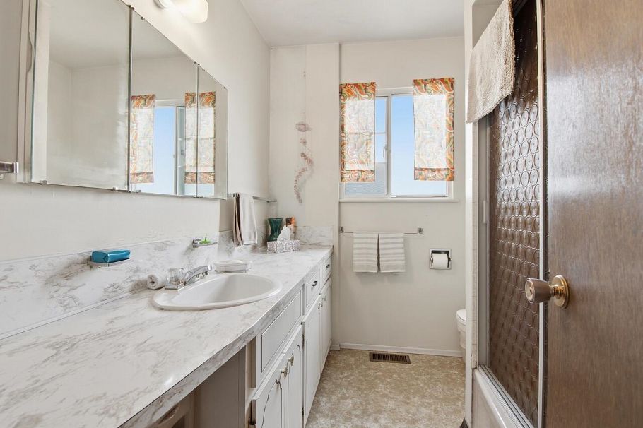 407 E 13th Street North Vancouver, BC - 10