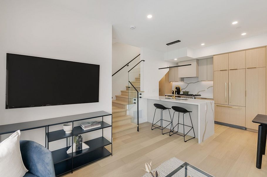 1 550 Kaslo Street Vancouver, BC - 4