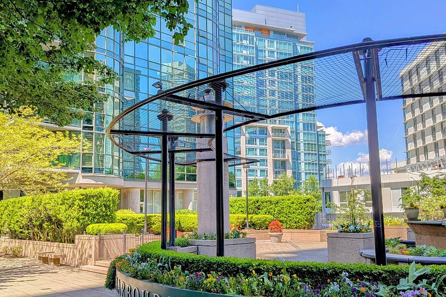 302 588 Broughton Street Vancouver, BC - 2