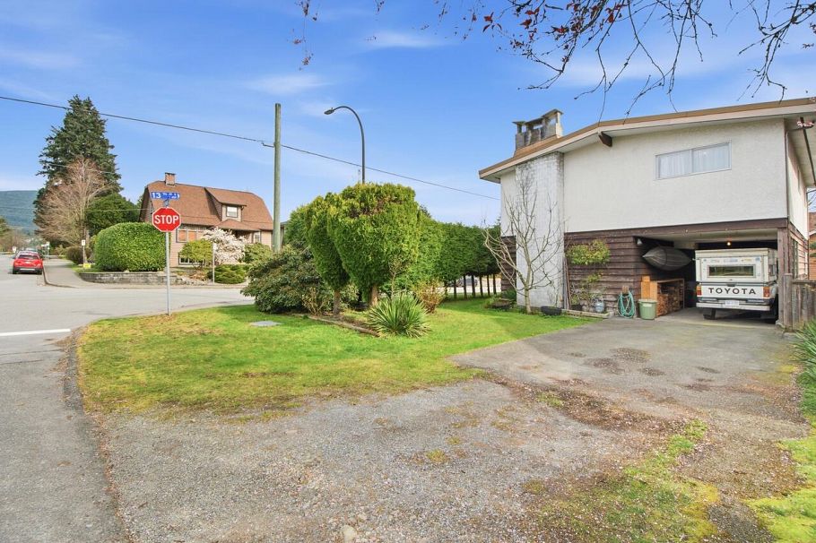 407 E 13th Street North Vancouver, BC - 20