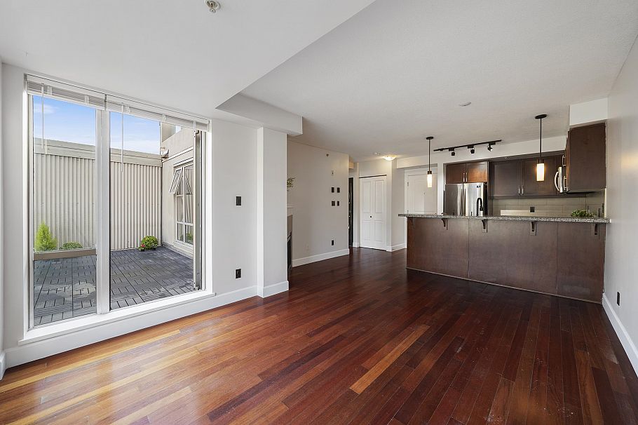 413 3811 Hastings Street Burnaby, BC - 4