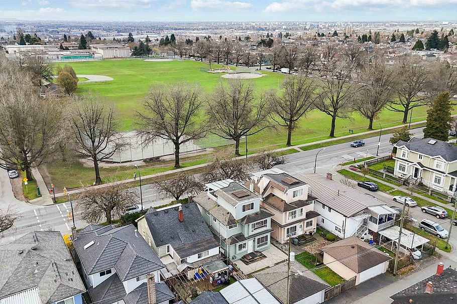 1769 E 49th Avenue Vancouver, BC - 26