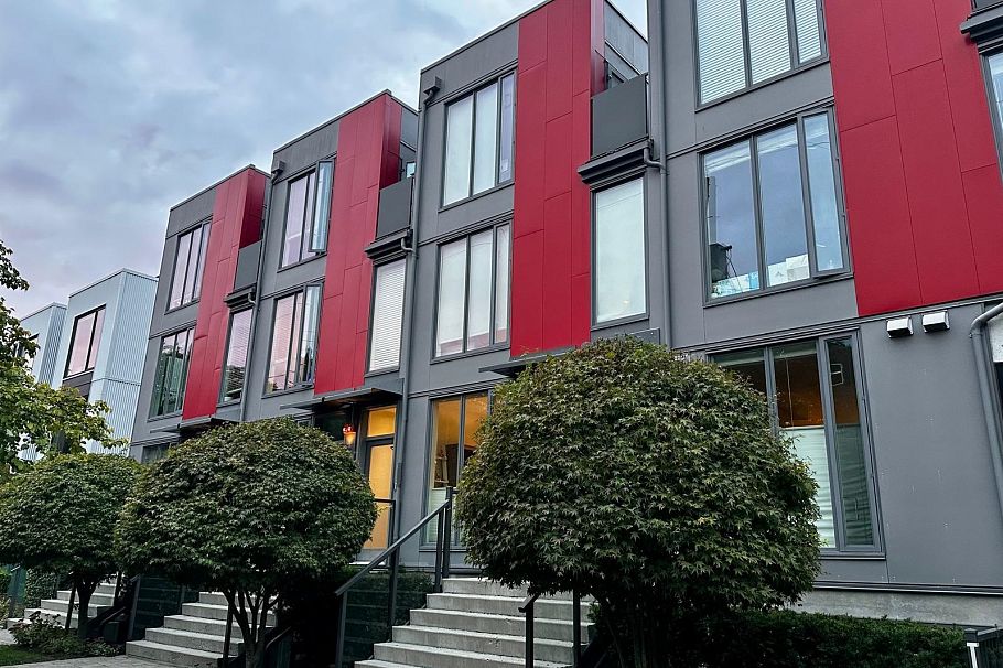 8 531 E 16th Avenue West Vancouver, BC - 1