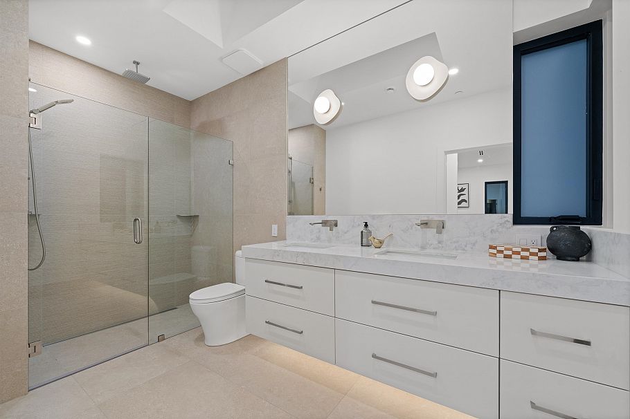 1605 E 21st Avenue Vancouver, BC - 21