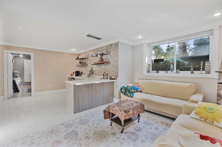 512 W 23rd Street North Vancouver, BC - 39