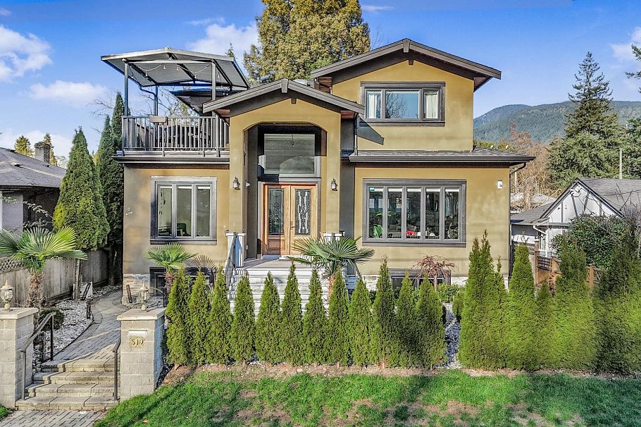 512 W 23rd Street North Vancouver, BC - 2