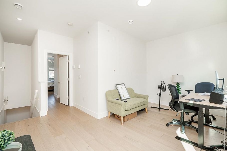 4 115 W Queens Road North Vancouver, BC - 21