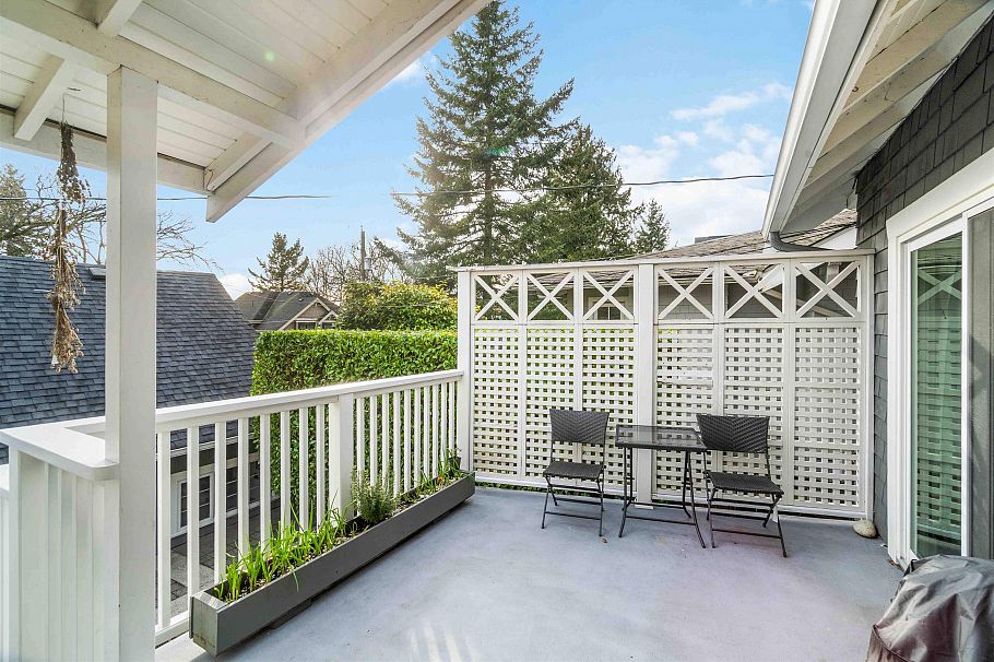 3322 W 38th Avenue Vancouver, BC - 38