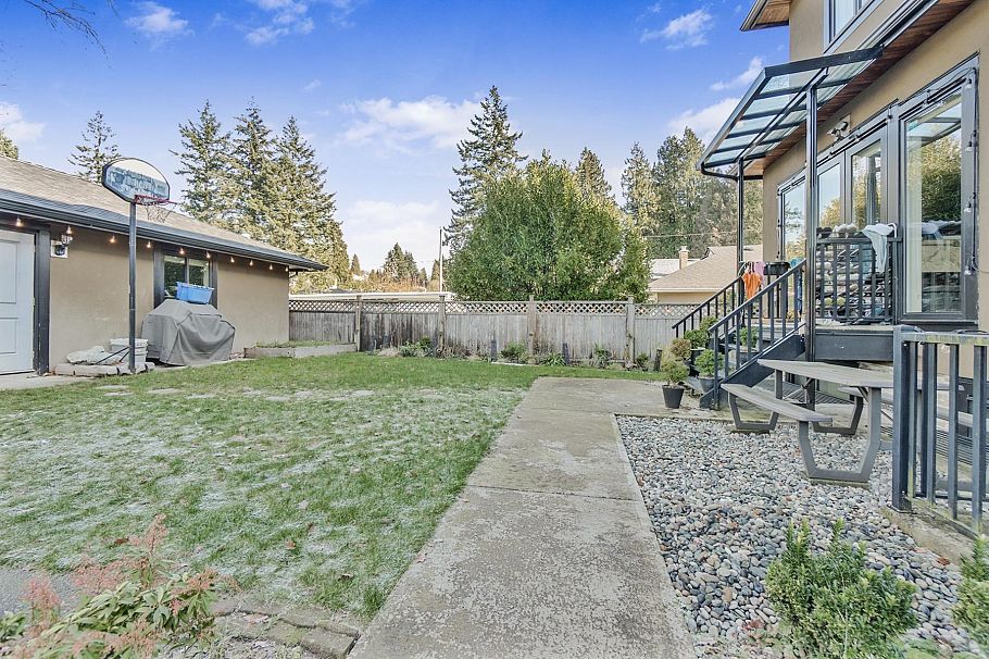 512 W 23rd Street North Vancouver, BC - 38