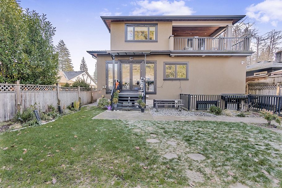 512 W 23rd Street North Vancouver, BC - 37