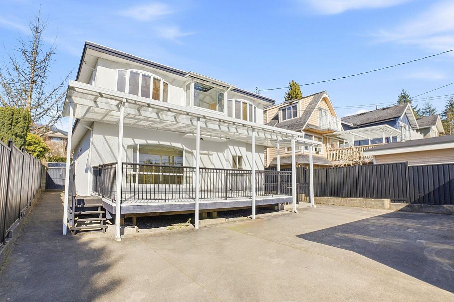 213 W 28th Street North Vancouver, BC - 26