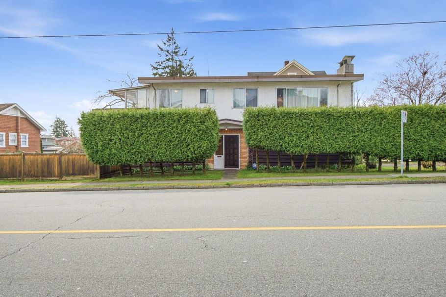 407 E 13th Street North Vancouver, BC - 1