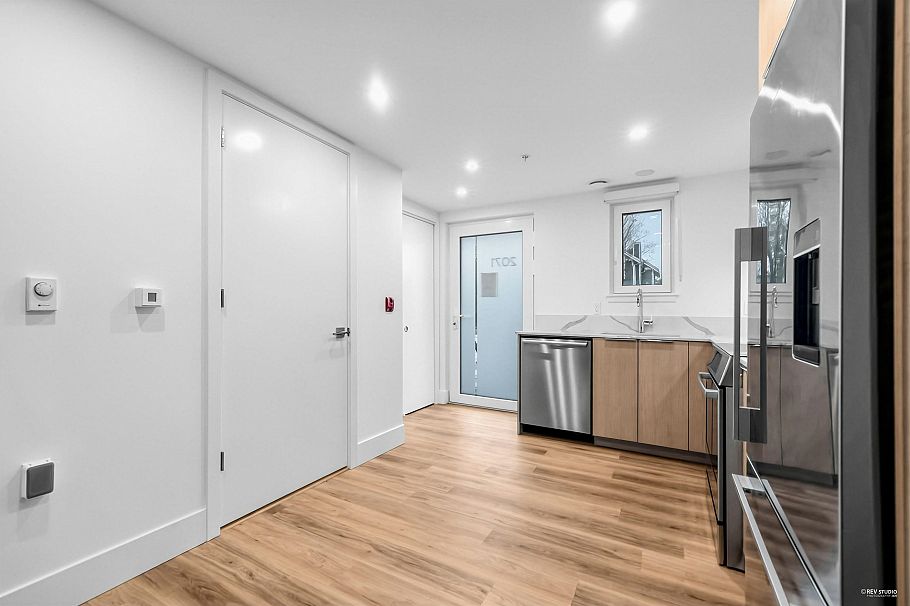 2071 E 1st Avenue Vancouver, BC - 8