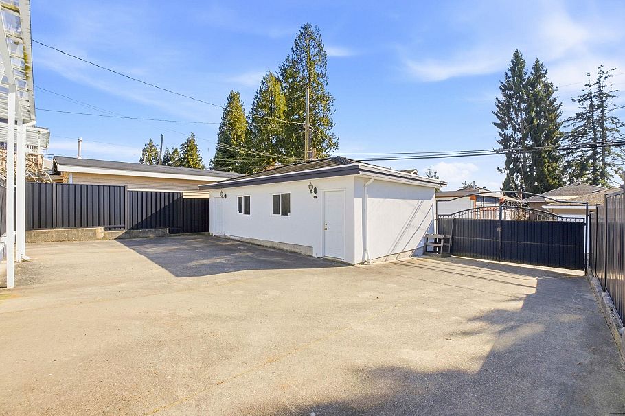 213 W 28th Street North Vancouver, BC - 29