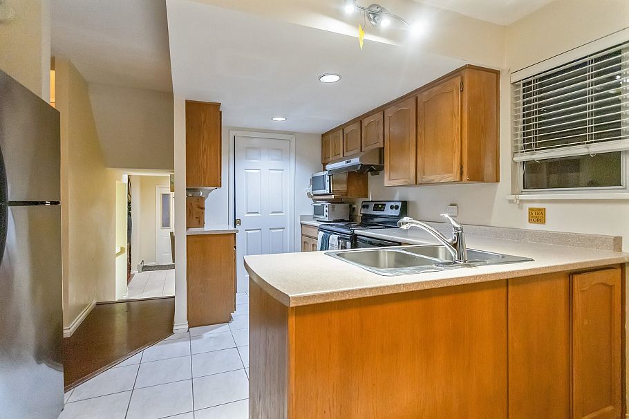 2586 W 8th Avenue Vancouver, BC - 7