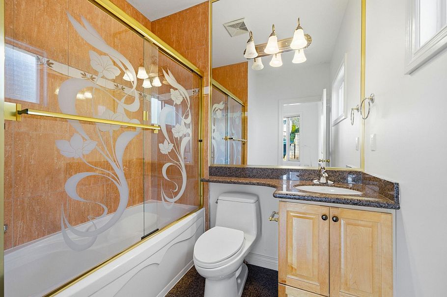 213 W 28th Street North Vancouver, BC - 23