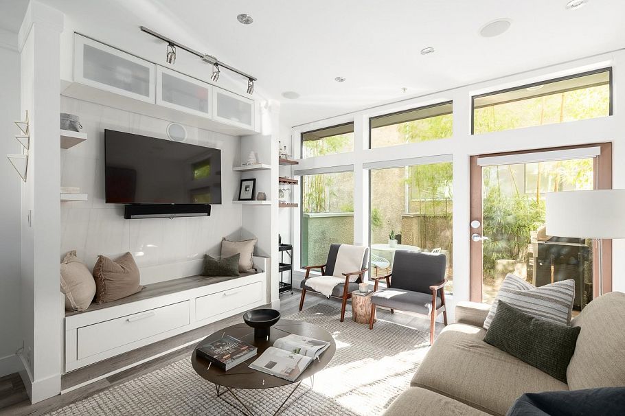 396 E 15th Avenue Vancouver, BC - 2