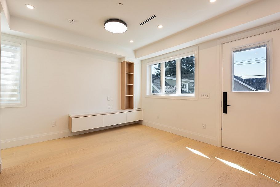 2890 Grant Street Vancouver, BC - 3