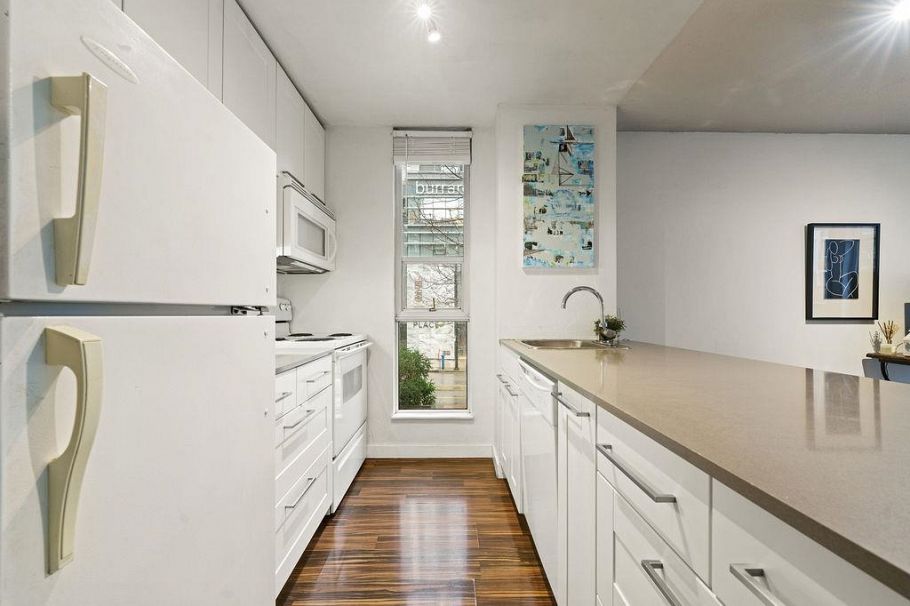 301 1333 Hornby Street Vancouver, BC - 3