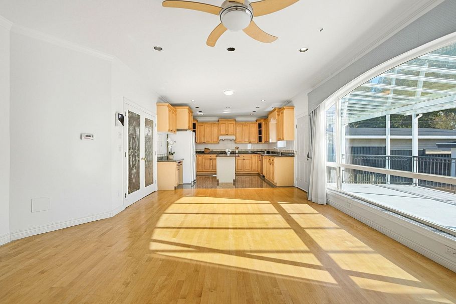 213 W 28th Street North Vancouver, BC - 9