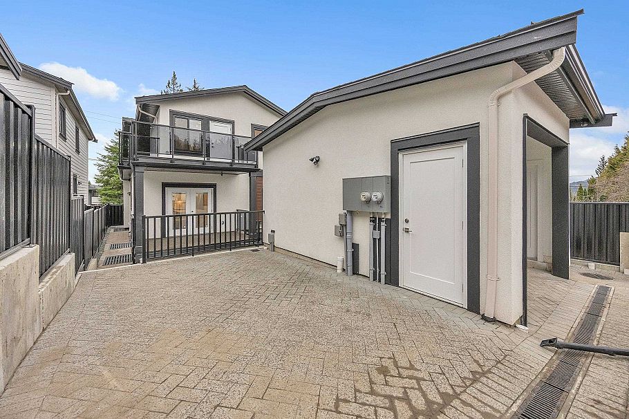 812 Montroyal Boulevard North Vancouver, BC - 38