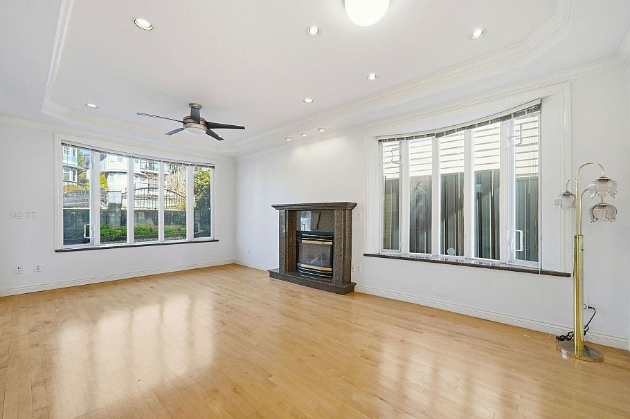 213 W 28th Street North Vancouver, BC - 2