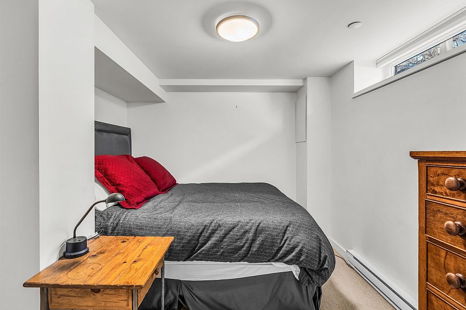 132 W 22nd Avenue Vancouver, BC - 31