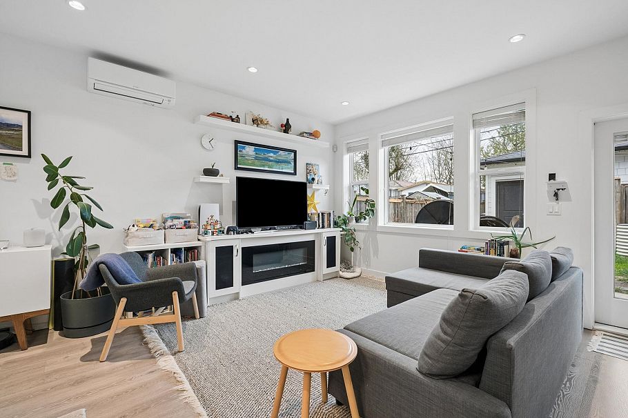 4382 Perry Street Vancouver, BC - 5