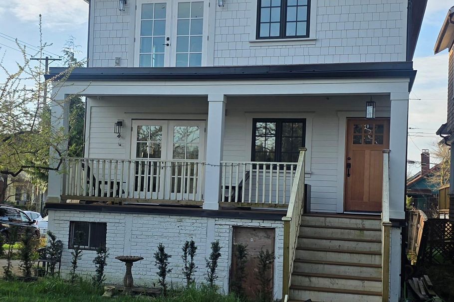 2072 Kitchener Street Vancouver, BC - 1