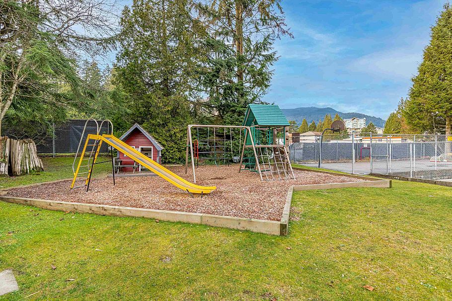 2329 Mountain Highway North Vancouver, BC - 38