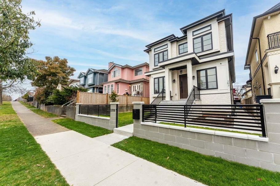 2719 E 46th Avenue Vancouver, BC - 2