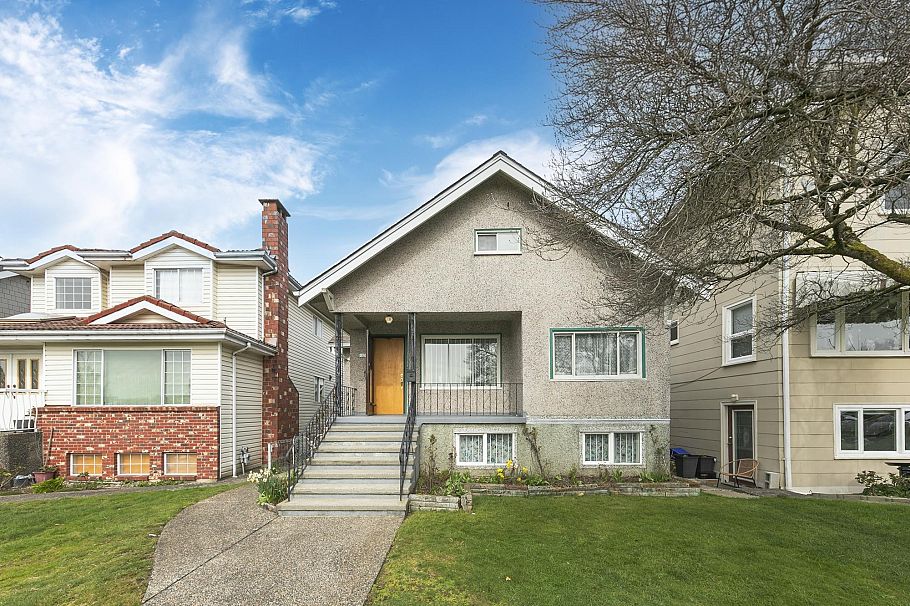 3521 Triumph Street Vancouver, BC - 2