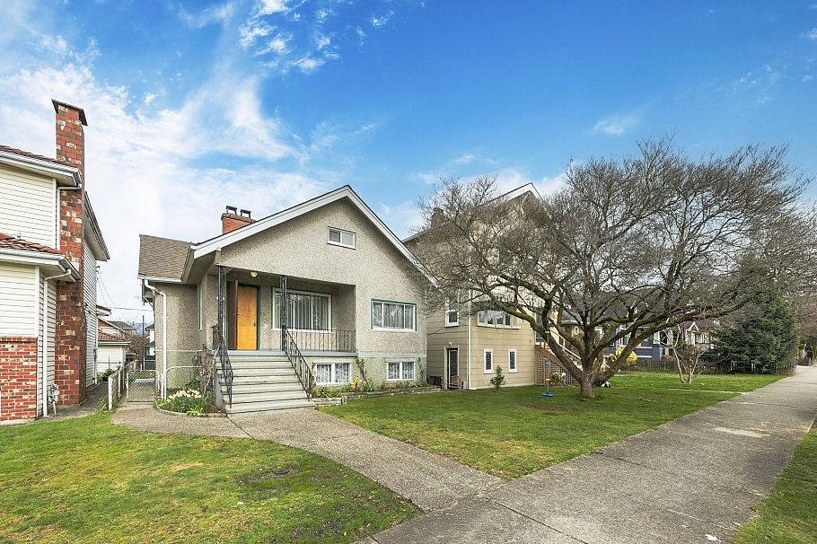 3521 Triumph Street Vancouver, BC - 1