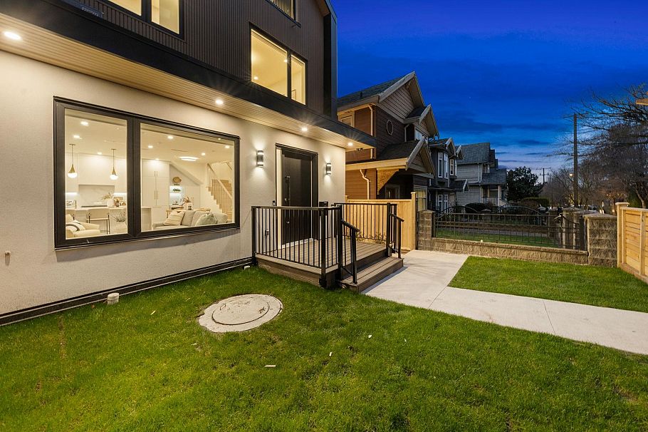 1 1582 E 2nd Avenue Vancouver, BC - 3