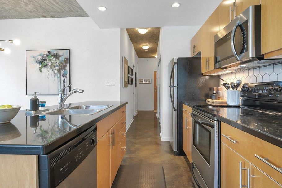 306 919 Station Street Vancouver, BC - 6