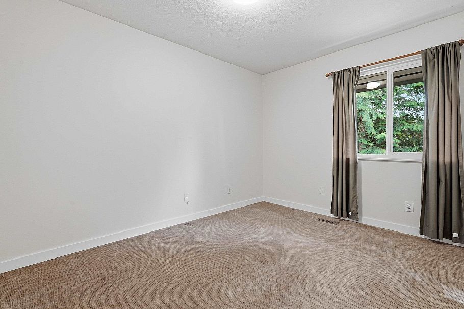 2329 Mountain Highway North Vancouver, BC - 23