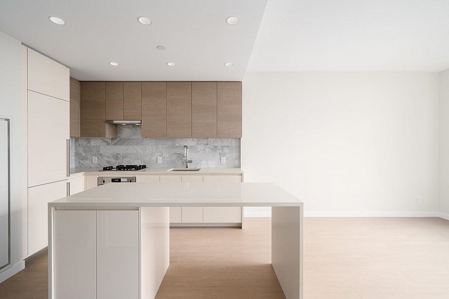 3201 4168 Lougheed Highway Burnaby, BC - 2