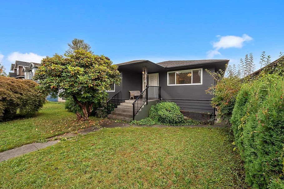 2624 E 1st Avenue Vancouver, BC - 3