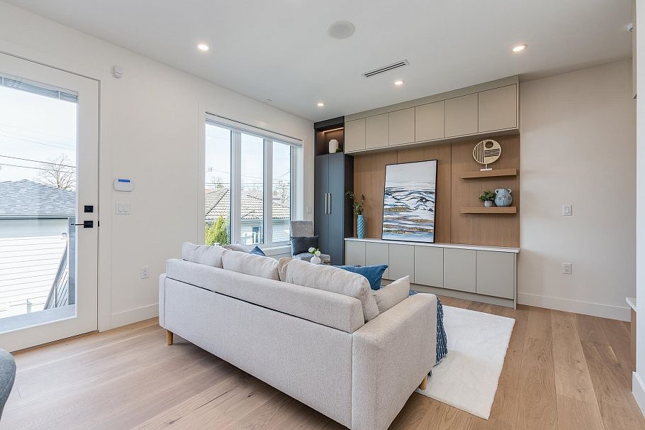 1 2263 E 35th Avenue Vancouver, BC - 4