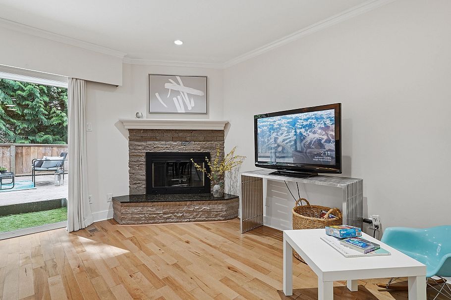 2329 Mountain Highway North Vancouver, BC - 3