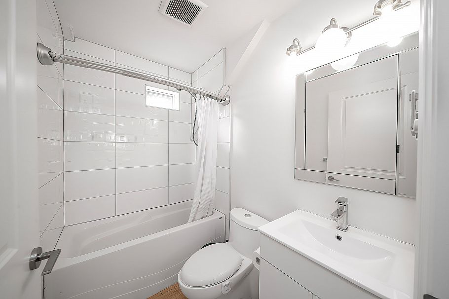 3765 W 3rd Avenue Vancouver, BC - 32