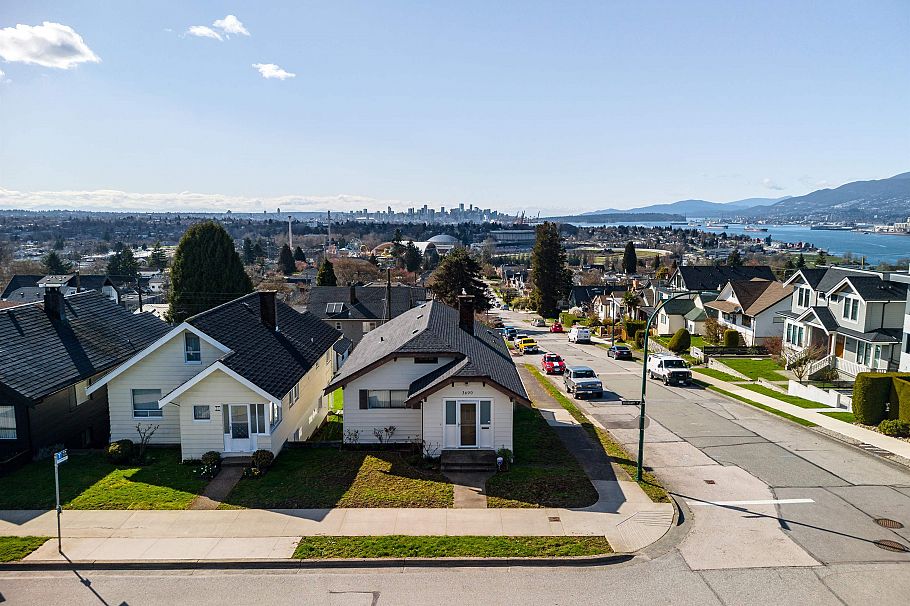 3690 Dundas Street Vancouver, BC - 3